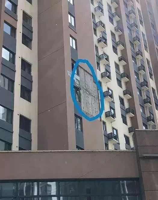 步步驚心！呼和浩特東街萬(wàn)達(dá)廣場(chǎng)外墻保溫層脫落傷人