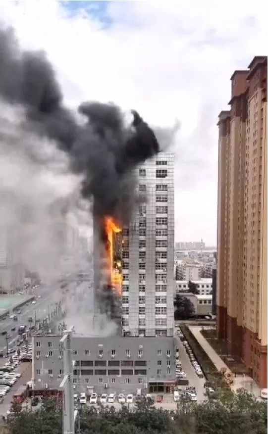 洛陽(yáng)出大事了，九都路全聚德綜合樓起“大火”...疑是外保溫助燃