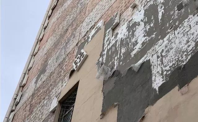 提心吊膽！哈爾濱一居民樓外墻保溫板似掉不掉，懸半空，沒人管