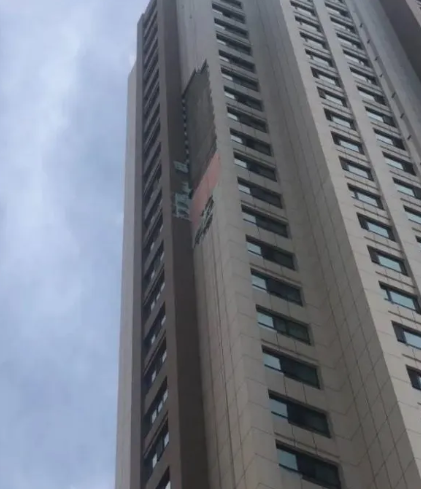 交付不到5年，外墻保溫層就脫落！