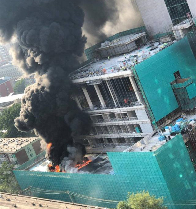 朝陽區(qū)一建筑工地著火，系焊接作業(yè)引燃保溫材料所致