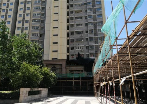 外墻保溫層頻頻脫落，為何維修工作卻遲遲無進(jìn)展