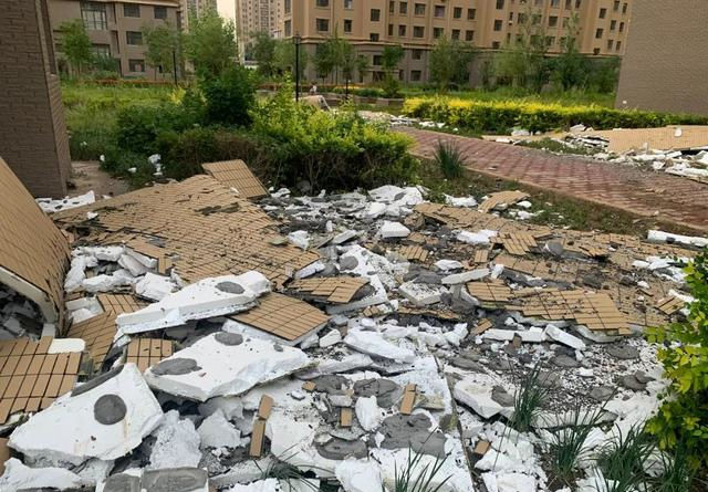 大風(fēng)來了，又一小區(qū)外墻保溫層脫落！