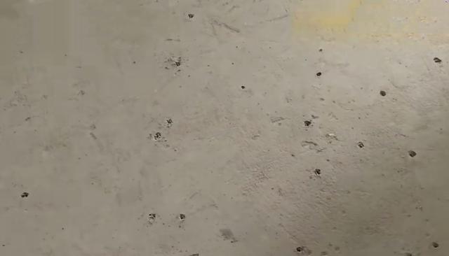 驗(yàn)房時(shí)高跟鞋跟直接插入地面，開發(fā)商：是保溫材料越松軟越好。？？？