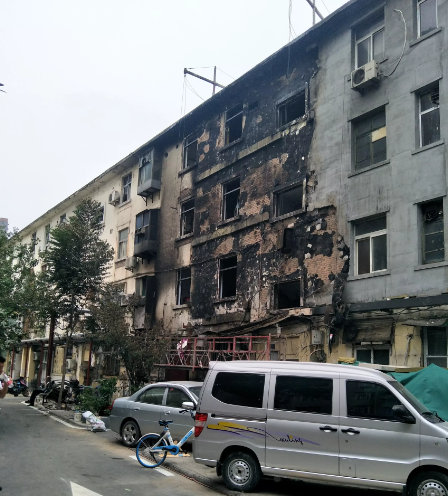 鄭州一進(jìn)行改造中的老舊小區(qū)外墻起火